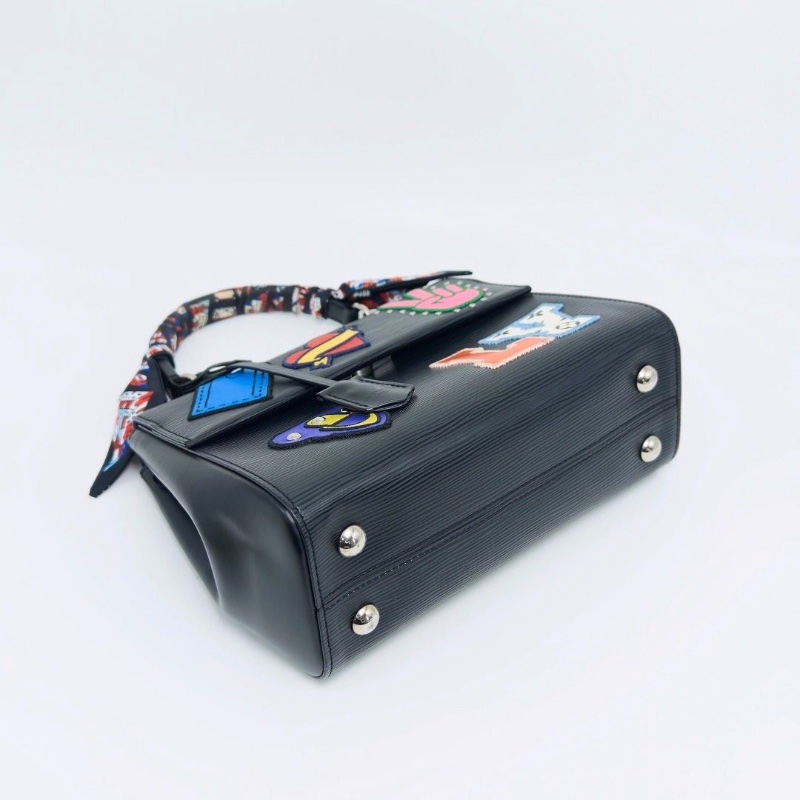 LV 限量款Cliuny 黑色水波紋徽章手提肩背包25*19*10 98新配件絲巾塵袋-3