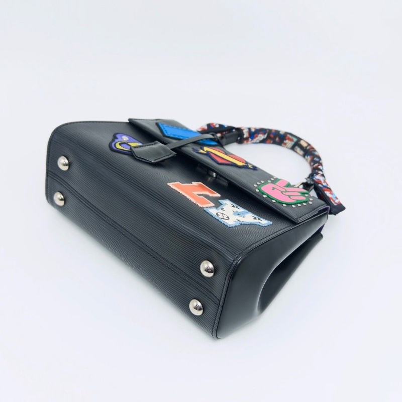 LV 限量款Cliuny 黑色水波紋徽章手提肩背包25*19*10 98新配件絲巾塵袋-4