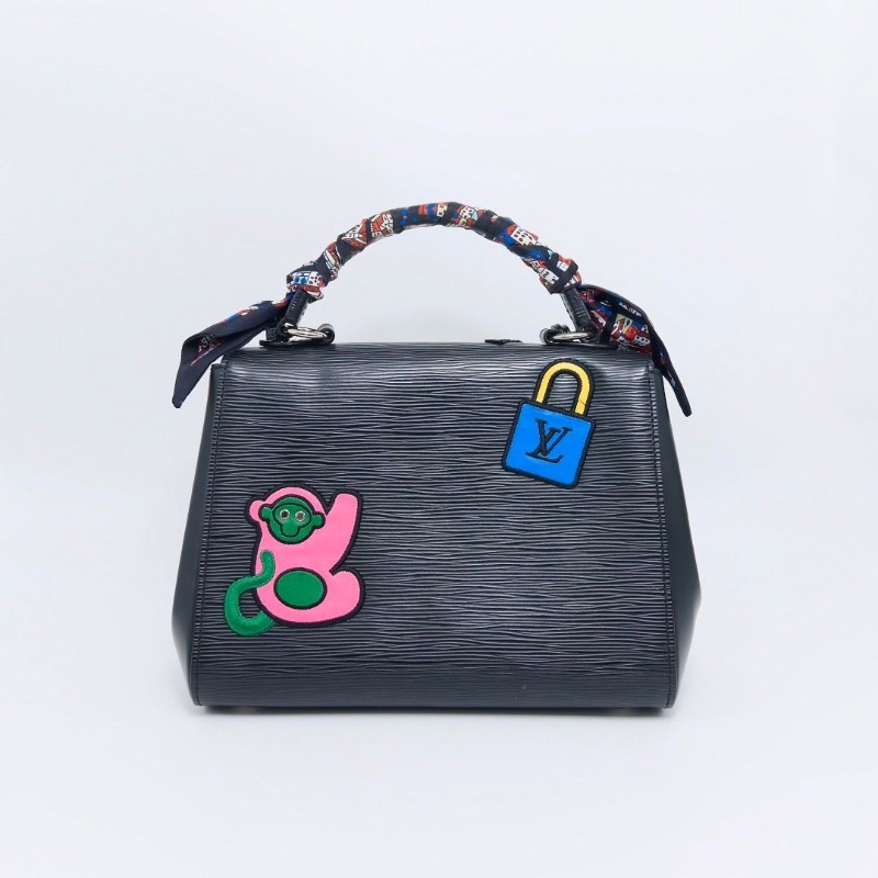 LV 限量款Cliuny 黑色水波紋徽章手提肩背包25*19*10 98新配件絲巾塵袋-5