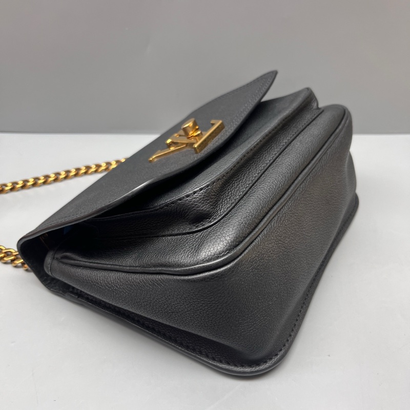 LouisVuitton路易威登 黑色荔枝紋Lockme Chain鏈條包 尺寸23*16-3