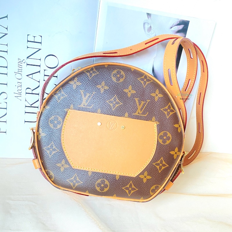 LV Ｍ52294 字紋 老花 吊牌 軟殼 圓餅包 斜背包 側背包 多種背法-2