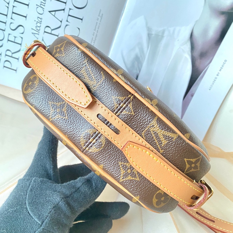 LV Ｍ52294 字紋 老花 吊牌 軟殼 圓餅包 斜背包 側背包 多種背法-4