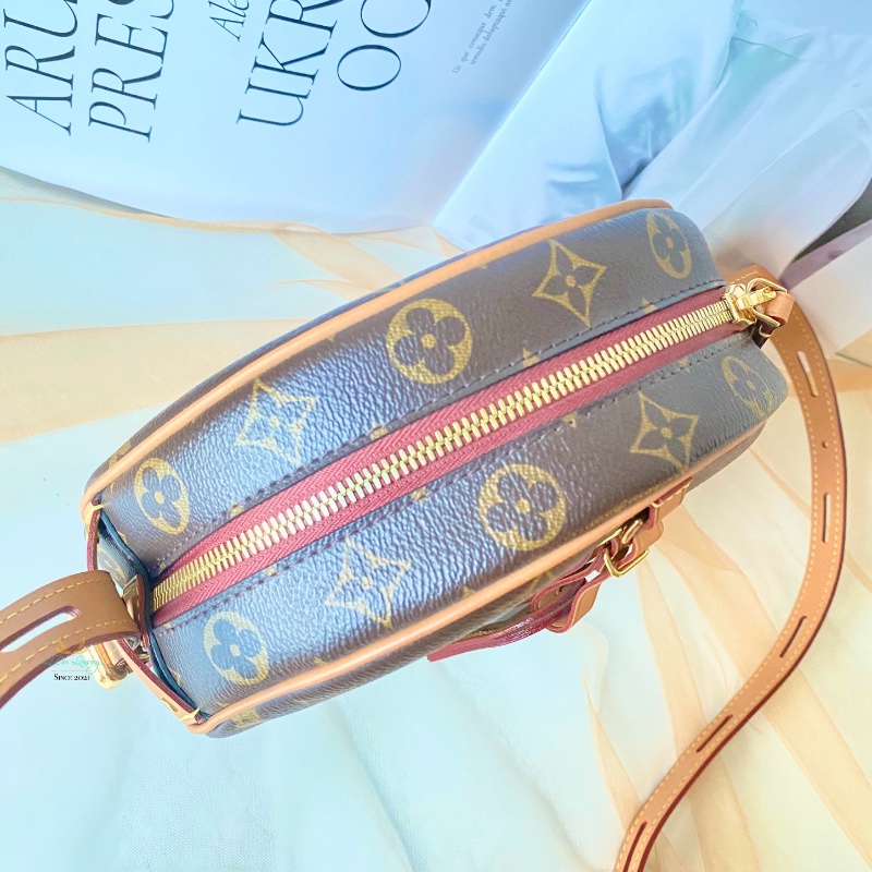 LV Ｍ52294 字紋 老花 吊牌 軟殼 圓餅包 斜背包 側背包 多種背法-5