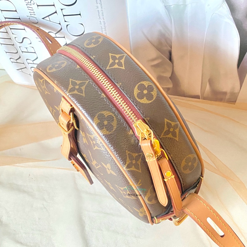 LV Ｍ52294 字紋 老花 吊牌 軟殼 圓餅包 斜背包 側背包 多種背法-6