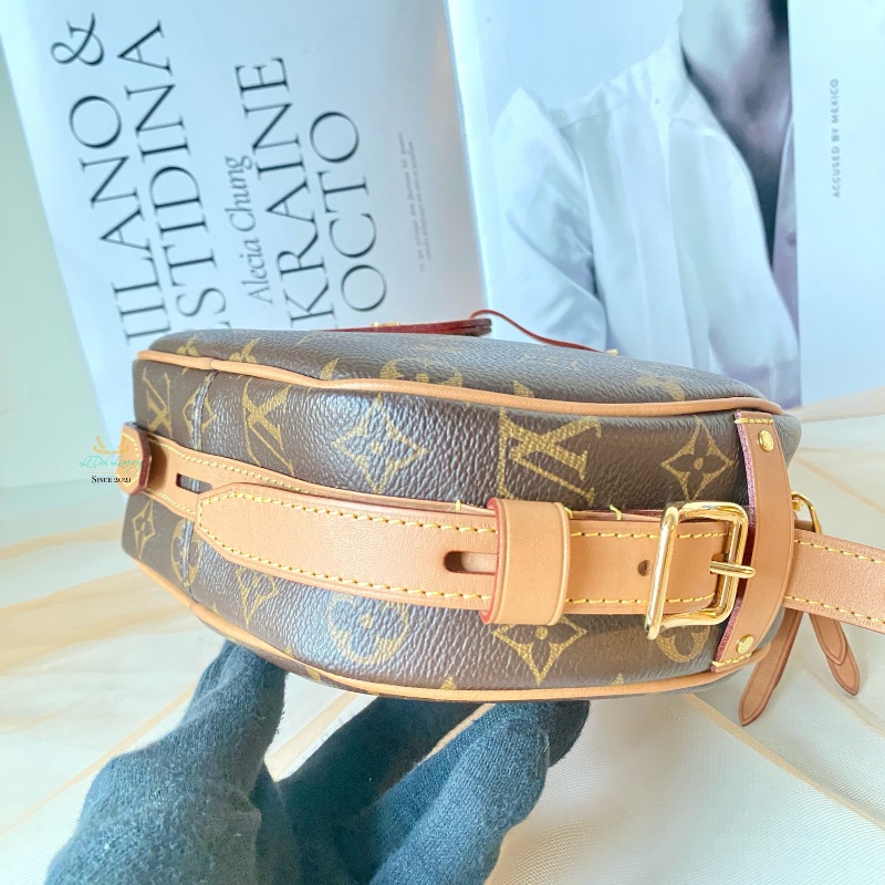 LV Ｍ52294 字紋 老花 吊牌 軟殼 圓餅包 斜背包 側背包 多種背法-7