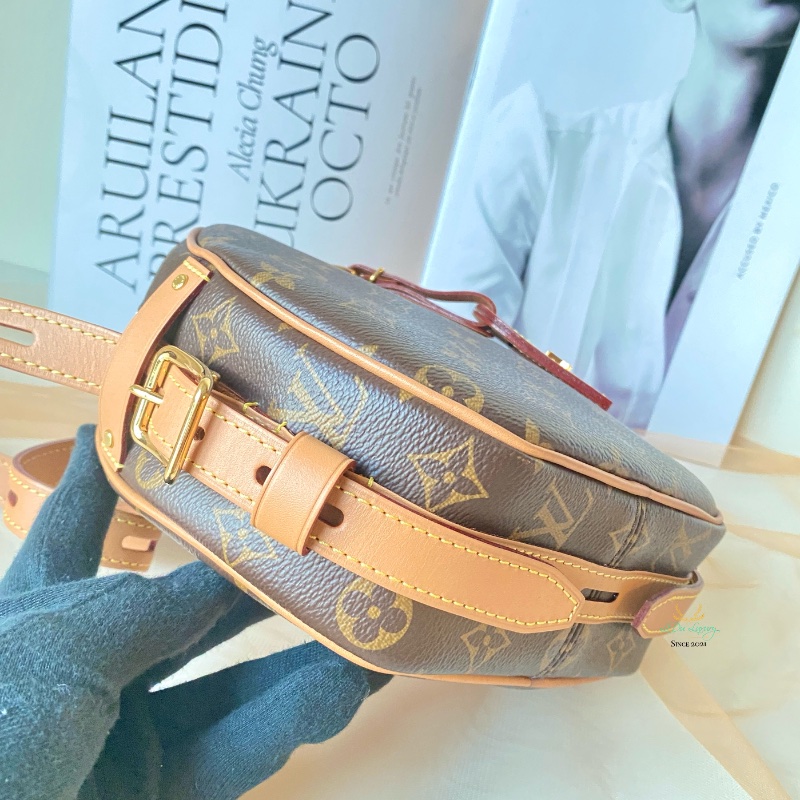 LV Ｍ52294 字紋 老花 吊牌 軟殼 圓餅包 斜背包 側背包 多種背法-8