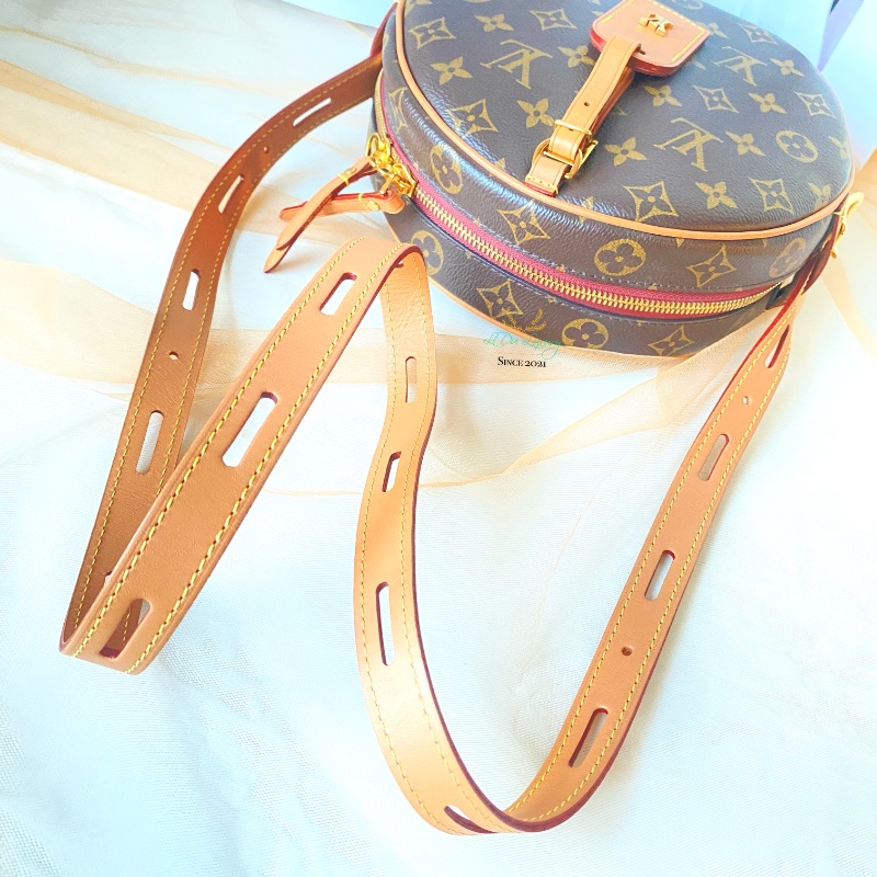 LV Ｍ52294 字紋 老花 吊牌 軟殼 圓餅包 斜背包 側背包 多種背法-10