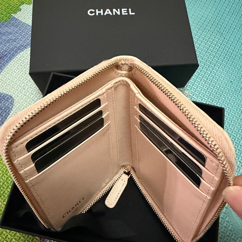 香奈兒。25S新款ㄇ字拉鍊短夾（粉）-9