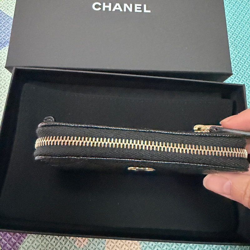 香奈兒。25S新款ㄇ字拉鍊短夾（黑）-3