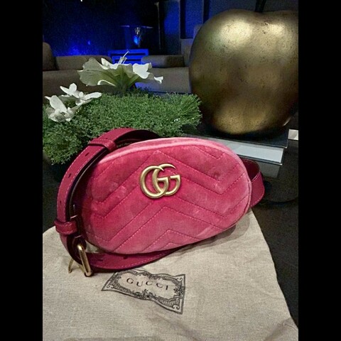 Gucci粉色天鵝絨腰包