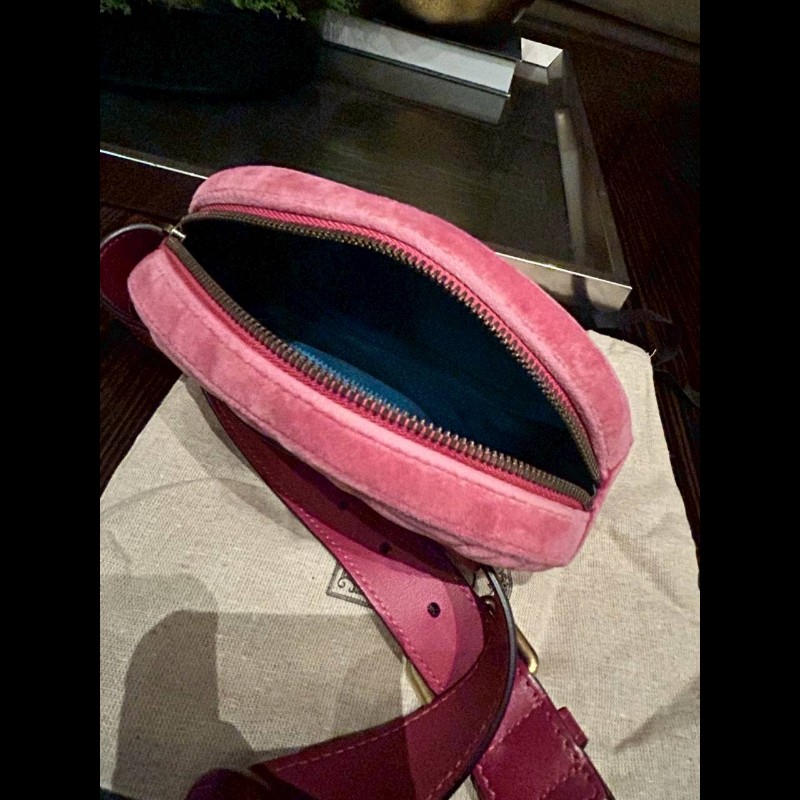 Gucci粉色天鵝絨腰包-4