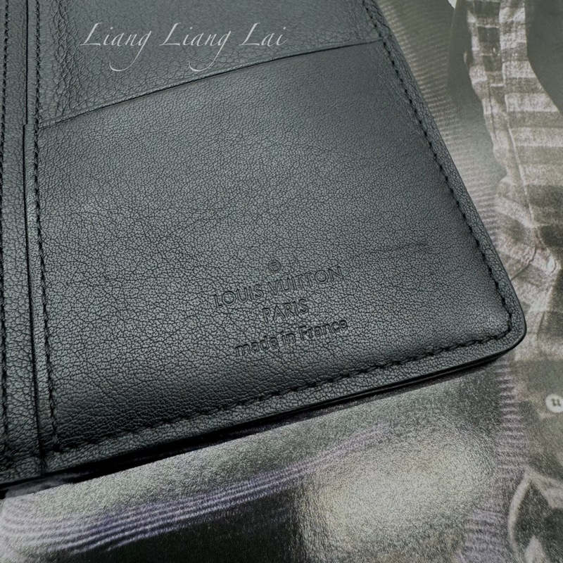 LOUIS VUITTON LV Brazza 荔枝紋牛皮黑色長夾-2
