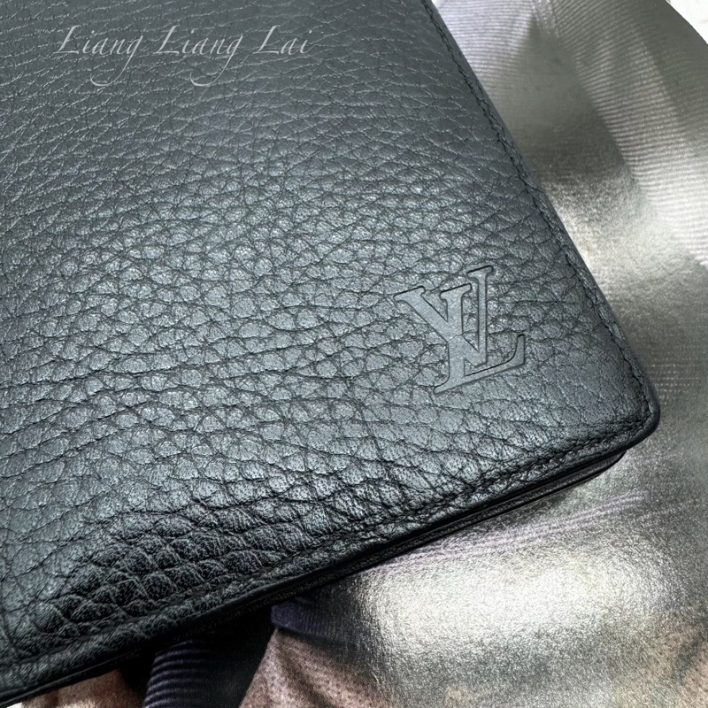 LOUIS VUITTON LV Brazza 荔枝紋牛皮黑色長夾-4