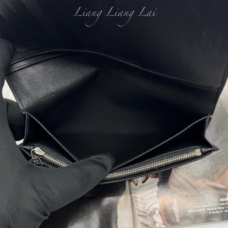 LOUIS VUITTON LV Brazza 荔枝紋牛皮黑色長夾-6