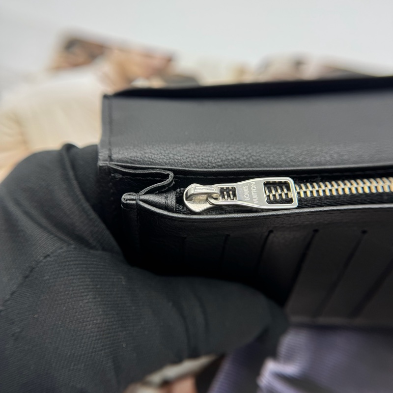 LOUIS VUITTON LV Brazza 荔枝紋牛皮黑色長夾-9