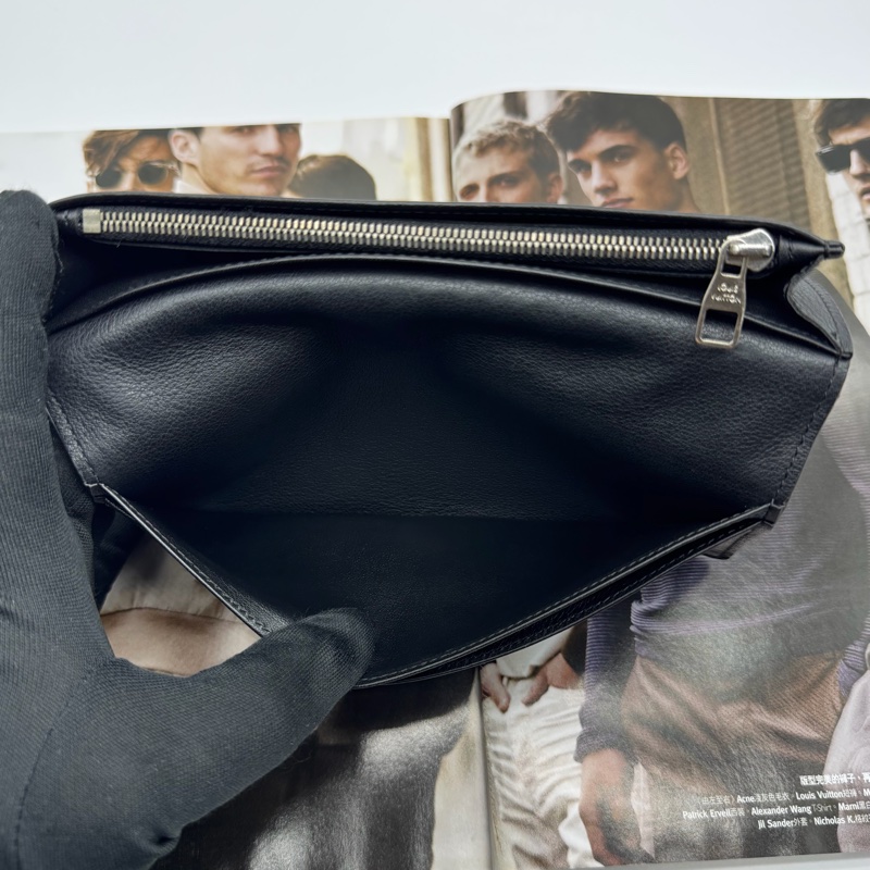 LOUIS VUITTON LV Brazza 荔枝紋牛皮黑色長夾-11