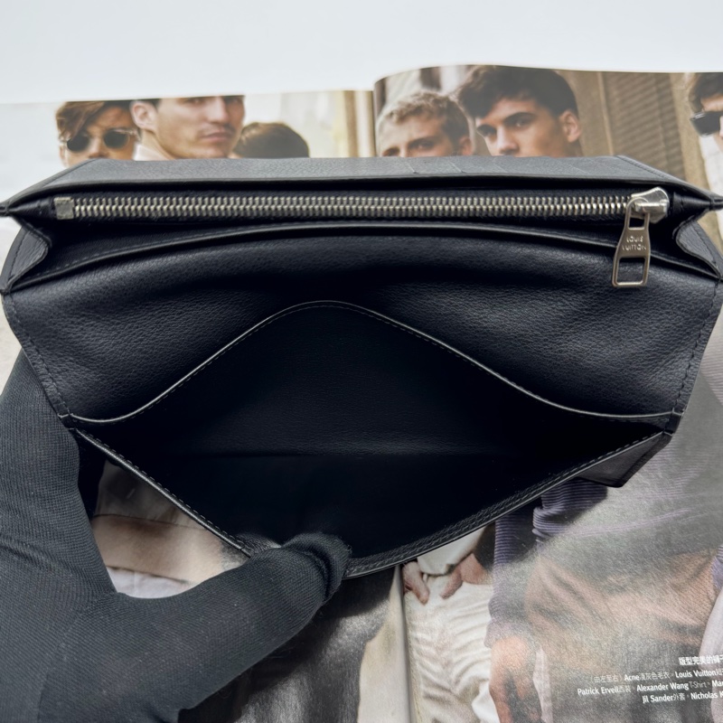 LOUIS VUITTON LV Brazza 荔枝紋牛皮黑色長夾-12