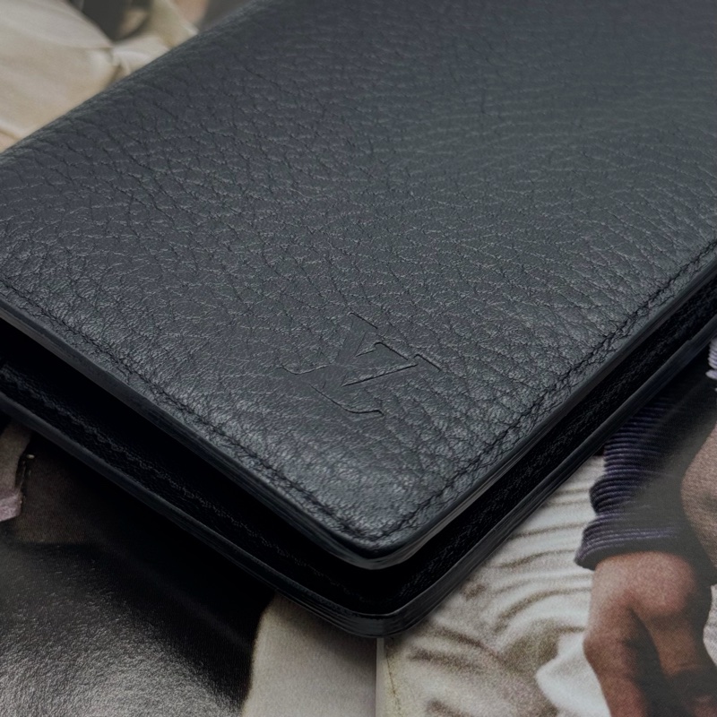 LOUIS VUITTON LV Brazza 荔枝紋牛皮黑色長夾-22