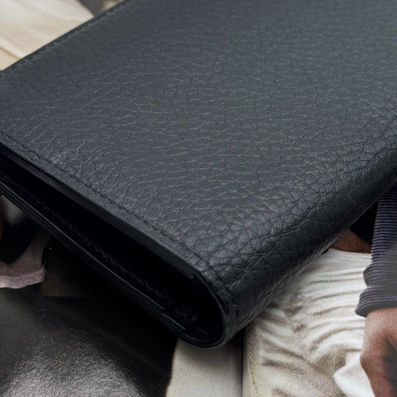 LOUIS VUITTON LV Brazza 荔枝紋牛皮黑色長夾-23