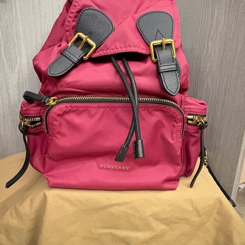 Burberry 莓果色 後背包