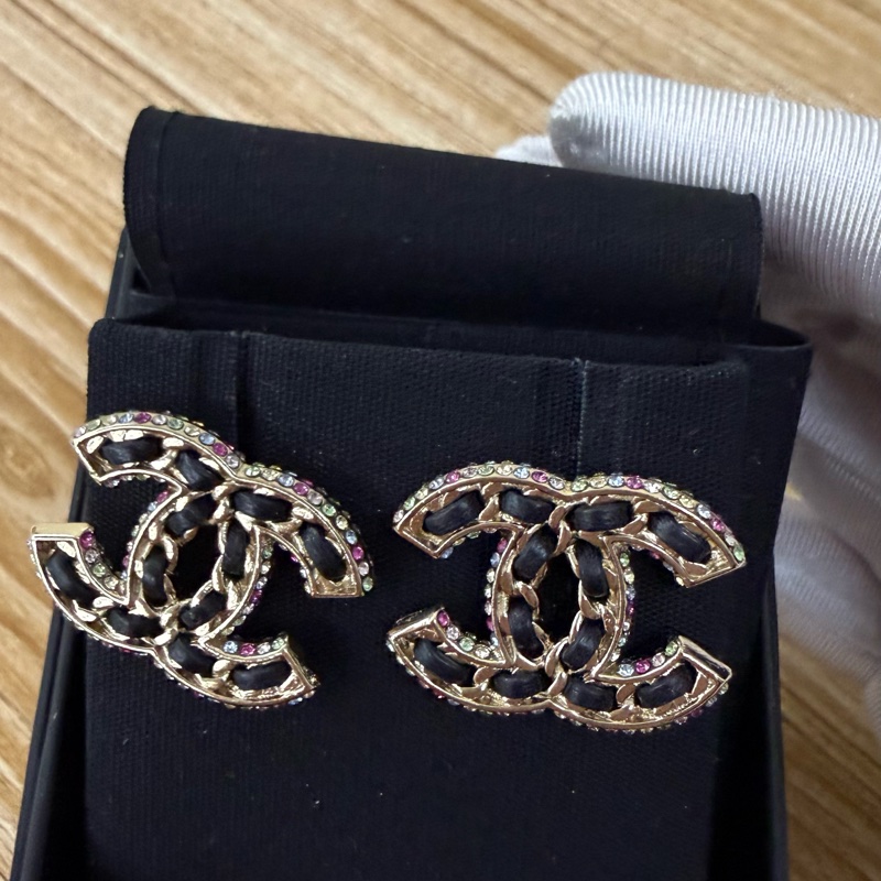 CHANEL 香奈兒皮革鑽飾耳環-1