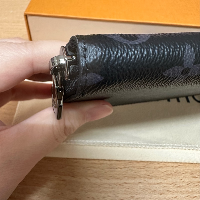 LV 黑色 原花 PVC塗層帆布 直立式 拉鍊長夾 M62295-1