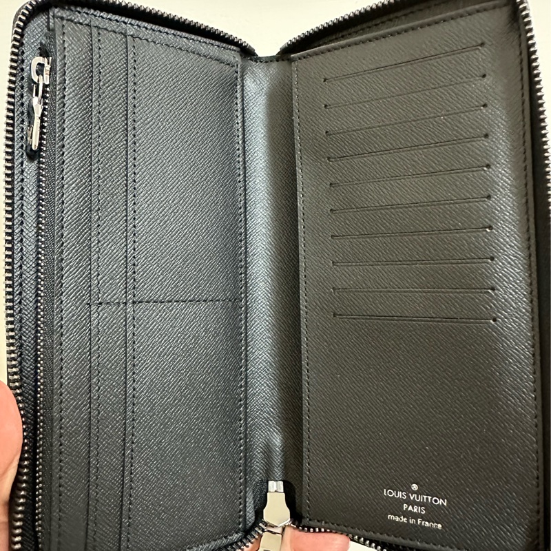 LV 黑色 原花 PVC塗層帆布 直立式 拉鍊長夾 M62295-6