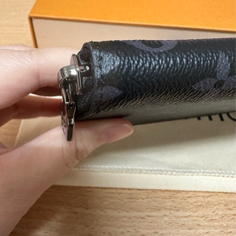 LV 黑色 原花 PVC塗層帆布 直立式 拉鍊長夾 M62295-13