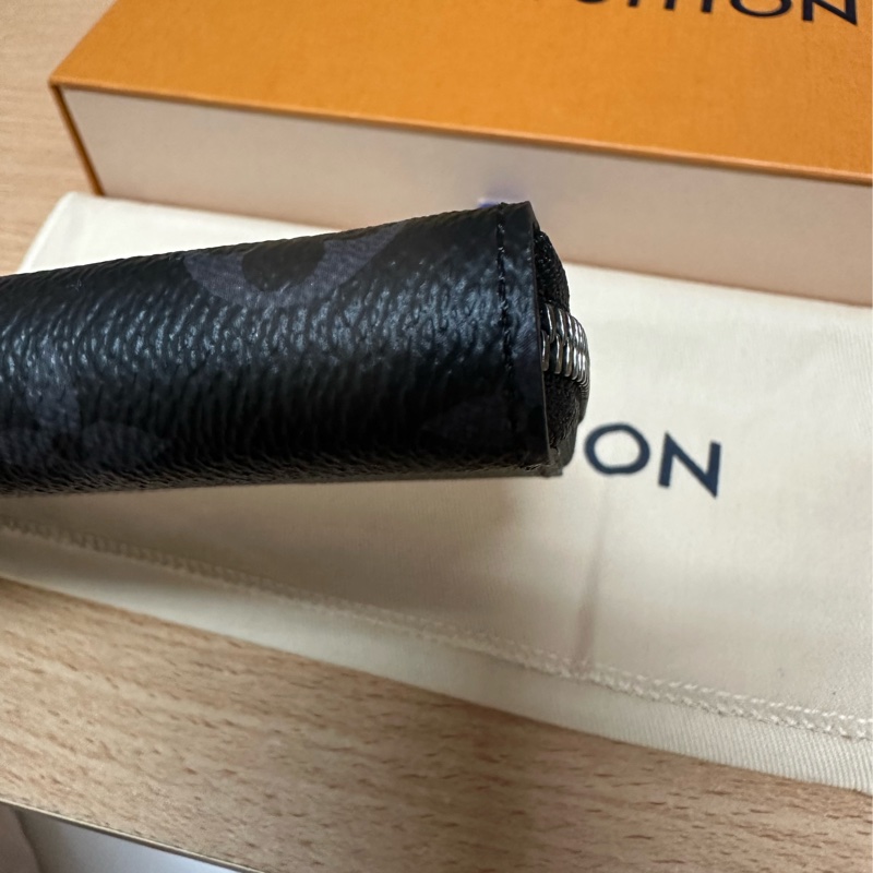LV 黑色 原花 PVC塗層帆布 直立式 拉鍊長夾 M62295-14