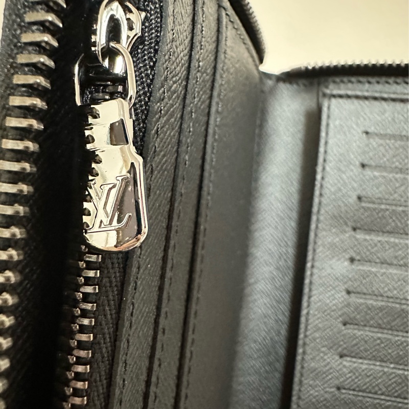 LV 黑色 原花 PVC塗層帆布 直立式 拉鍊長夾 M62295-16