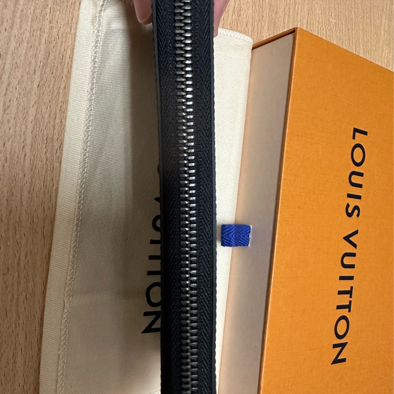 LV 黑色 原花 PVC塗層帆布 直立式 拉鍊長夾 M62295-19