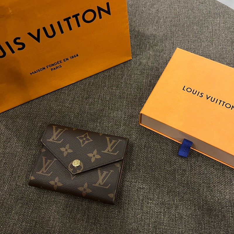 📢全新 票選第一的經典不敗款❤️Louis Vuitton LV 經典老花金釦三折短夾晶片款 正品-0