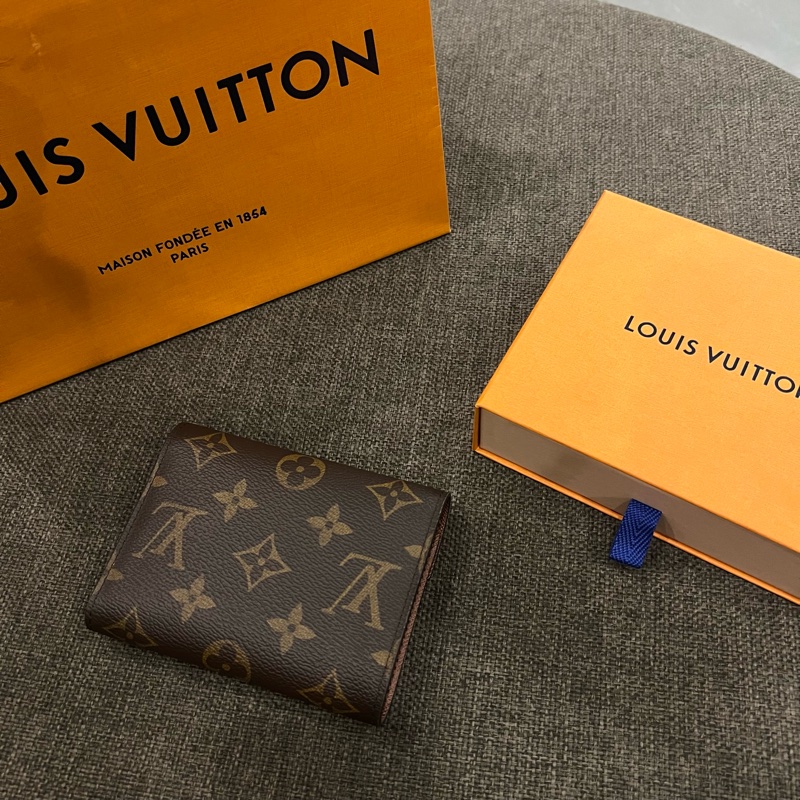 📢全新 票選第一的經典不敗款❤️Louis Vuitton LV 經典老花金釦三折短夾晶片款 正品-1