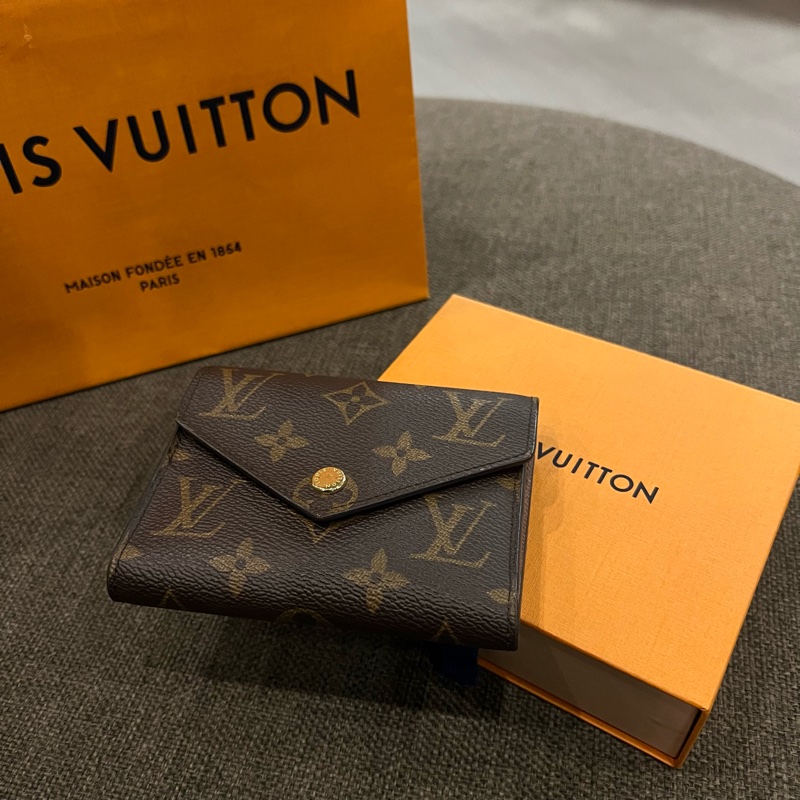 📢全新 票選第一的經典不敗款❤️Louis Vuitton LV 經典老花金釦三折短夾晶片款 正品-3