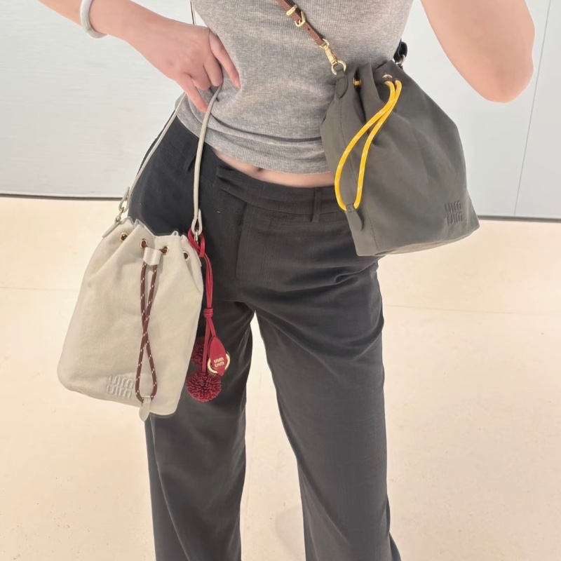 MIUMIU帆布抽繩手提水桶包15*22*8 98新配件盒子塵袋-0
