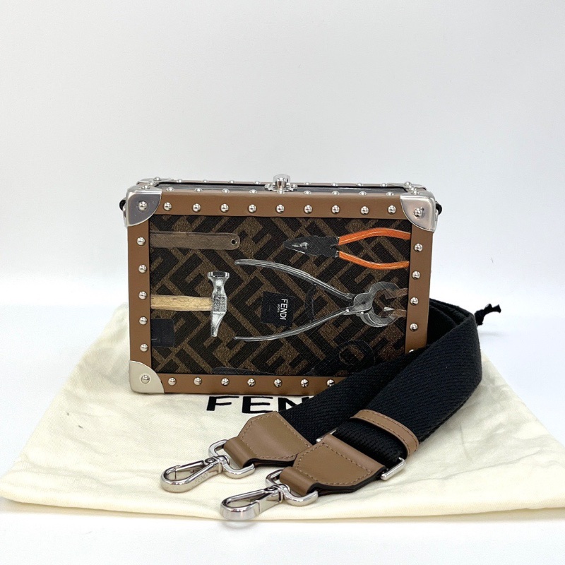 FENDI 24款工具人系列重工盒子包 19.5*13.5*6.5 全新閒置配件塵袋-1