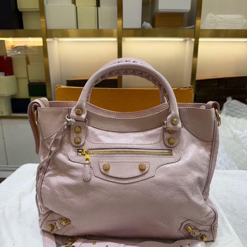 BALENCIAGA 櫻花粉金色卯釘LeCity機車手提包37*21*13 99新配件塵袋鏡子-0