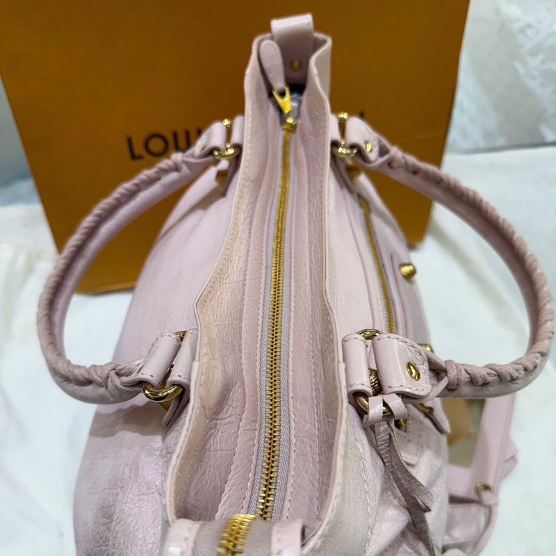 BALENCIAGA 櫻花粉金色卯釘LeCity機車手提包37*21*13 99新配件塵袋鏡子-1