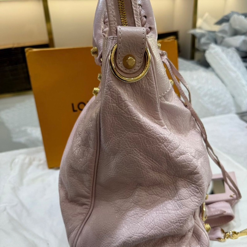 BALENCIAGA 櫻花粉金色卯釘LeCity機車手提包37*21*13 99新配件塵袋鏡子-5