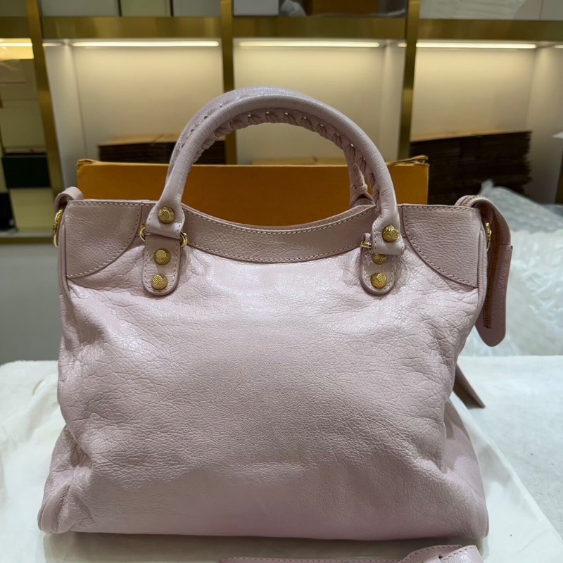 BALENCIAGA 櫻花粉金色卯釘LeCity機車手提包37*21*13 99新配件塵袋鏡子-6