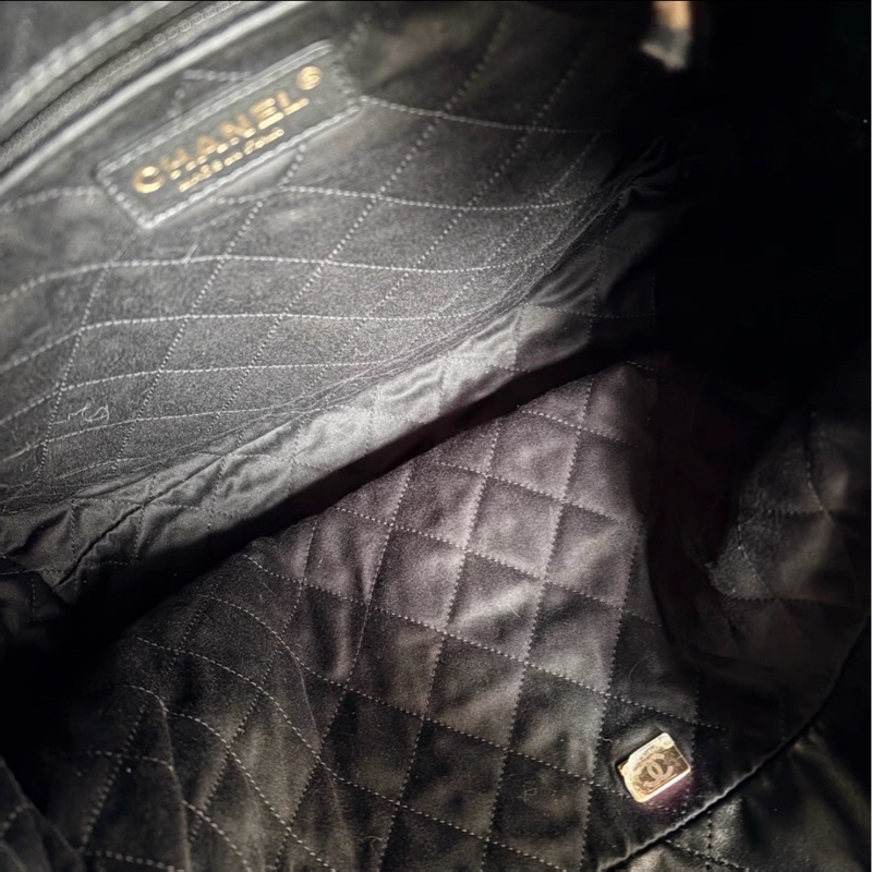 經典熱門款🖤99新🆕Chanel黑金白字小號22bag垃圾袋手提袋單肩包-12