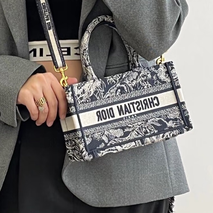 白富美駕到👑Dior迪奧動物園刺繡款booktote迷你小托特斜挎單肩包-0