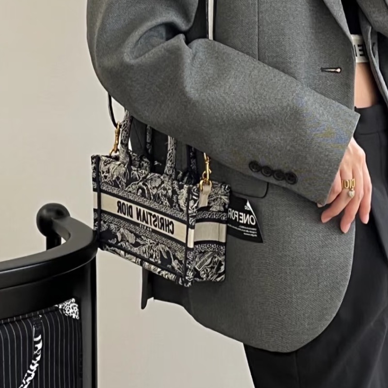 白富美駕到👑Dior迪奧動物園刺繡款booktote迷你小托特斜挎單肩包-2