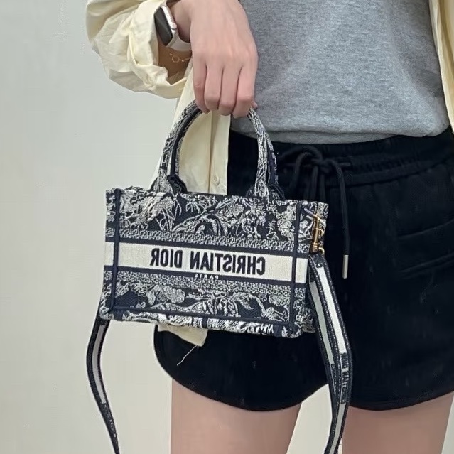 白富美駕到👑Dior迪奧動物園刺繡款booktote迷你小托特斜挎單肩包-5