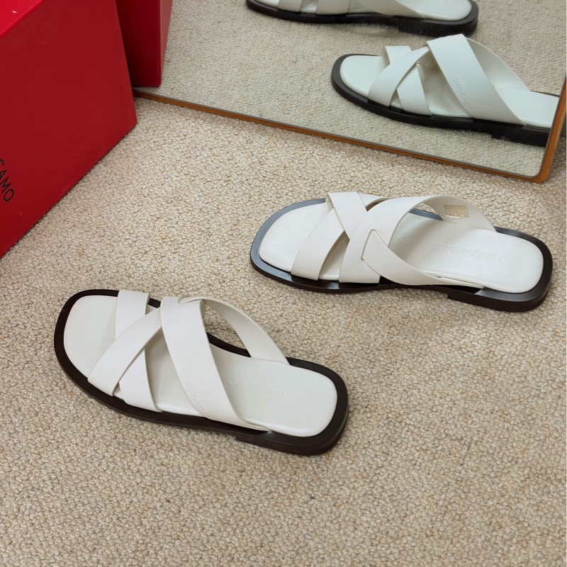 閒置新，未使用Ferragamo菲拉格慕米白色休閒拖鞋 尺碼41-1