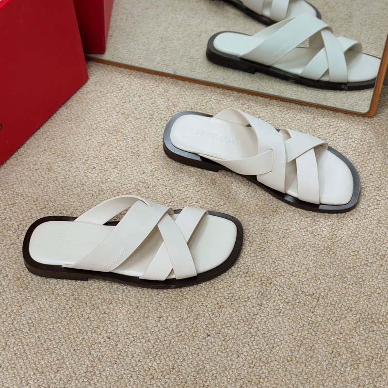 閒置新，未使用Ferragamo菲拉格慕米白色休閒拖鞋 尺碼41-2