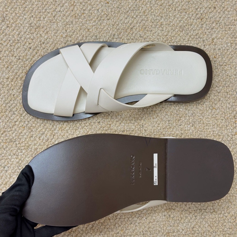 閒置新，未使用Ferragamo菲拉格慕米白色休閒拖鞋 尺碼41-4