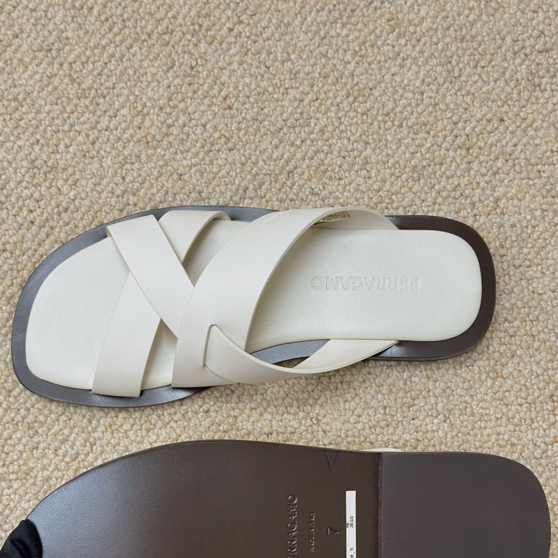 閒置新，未使用Ferragamo菲拉格慕米白色休閒拖鞋 尺碼41-5