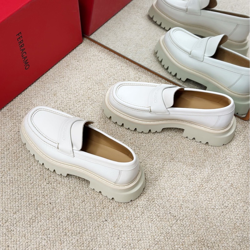 閒置新 未使用Ferragamo菲拉格慕白色厚底休閒鞋 樂福鞋 附件：塵袋-1
