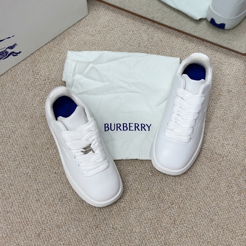 閒置新 未使用 BURBERRY巴寶莉白色休閒系帶板鞋 側面經典徽標壓花設計 尺碼…44碼